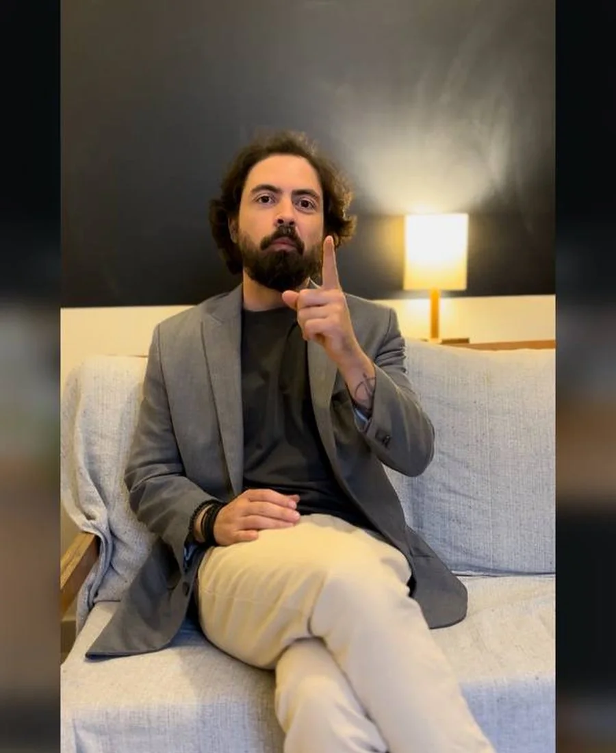 Daniel Hausch sentado durante uma conversa sobre trabalho e tecnologia